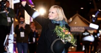 Copertina di Festival di Sanremo 2020, Rita Pavone e la “fuga” in Svizzera: lì ha residenza, cittadinanza e anche la sede della sua società