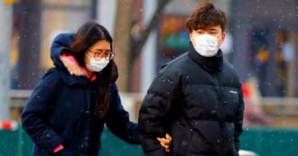 Copertina di Coronavirus, la coppia cinese resta ricoverata in terapia intensiva. Università Zhejiang: “Due farmaci efficaci”. Oms: “Nessuna terapia nota”