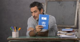 Copertina di Mettiamocelo in Testa, la campagna UNHCR per l’istruzione dei bambini rifugiati. Raz Degan testimonial: “La scuola? Permette di sognare”