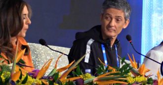 Copertina di Sanremo 2020, Fiorello rimproverato in sala stampa: “Andiamo avanti”. Ma lui continua lo show e prende in giro il vicedirettore di Rai1