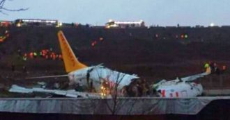 Copertina di Turchia, aereo si spezza in tre durante l’atterraggio all’aeroporto di Istanbul: tre morti e quattro feriti di “media gravità”