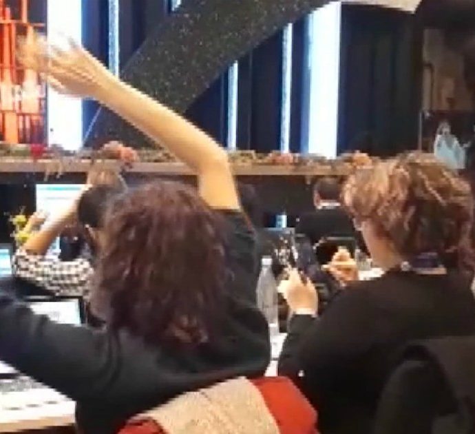 Sanremo 2020, Al Bano e Romina cantano “Felicità” e la sala stampa si scatena