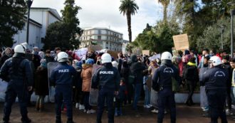 Copertina di Migranti, campi al collasso sull’isola greca di Lesbo: cortei e proteste. Direttore hotspot: “Temono respingimenti”. Polizia usa lacrimogeni