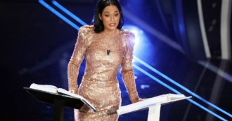 Copertina di Sanremo 2020, le pagelle satiriche di Martina Dell’Ombra: “Rula, sei bellissima, c’era bisogno di fare un ‘pippotto’? Non potevi anche tu parlare di rughe che non hai?”