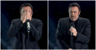 Copertina di Crozza nei panni di Tiziano Ferro si commuove mentre canta a Sanremo. Poi la dura ‘verità’: “Cinque serate, me ne bastava una”