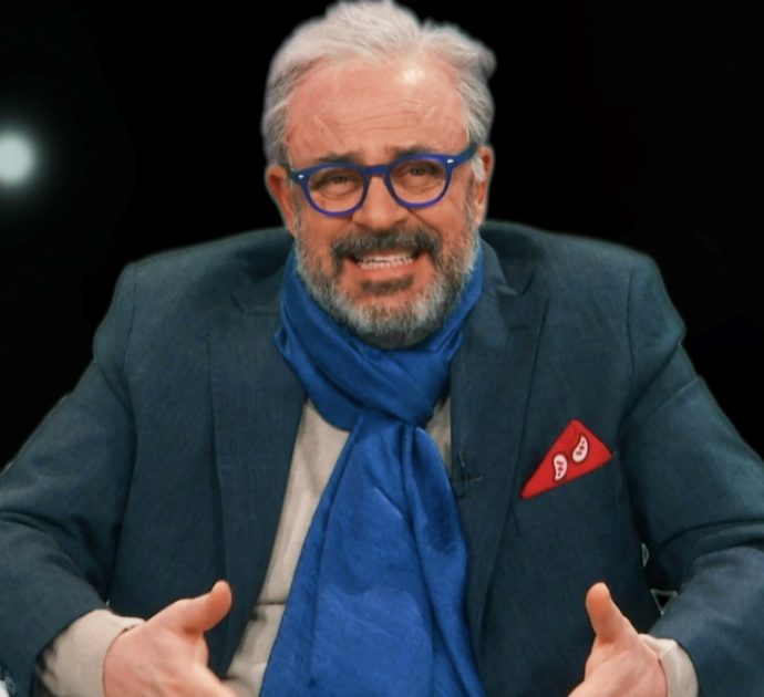 Crozza diventa Oliviero Toscani: “Il ponte Morandi? Ma a chi interessa, Benetton ha fatto dei maglioni colorati stupendi”
