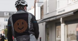 Copertina di Ford Emoji Jacket, le faccine che aiutano i ciclisti a dialogare con gli automobilisti – VIDEO