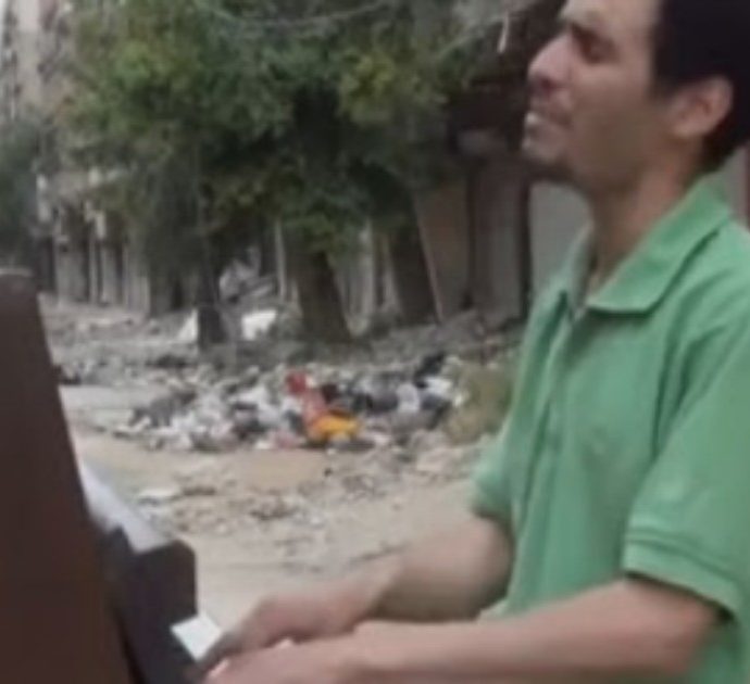 Sanremo 2020, sul palco con Elodie c’è Aeham Ahmad: ecco chi è il pianista siriano in fuga dalla guerra