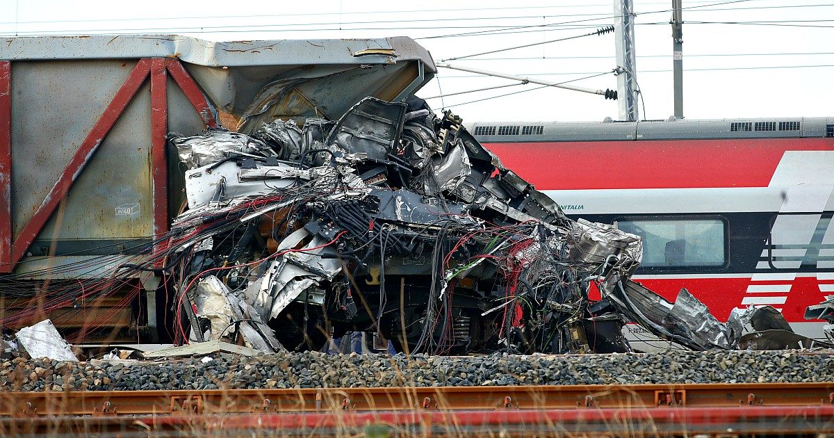 Incidente Frecciarossa: morti due macchinisti, 31 feriti. Procura indaga per omicidio colposo plurimo: “Scambio era in posizione sbagliata” (FOTO E VIDEO)