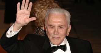 Copertina di È morto Kirk Douglas, addio alla leggenda di Hollywood: fu lo Spartacus di Kubrick e chiamò lo sceneggiatore sulla lista nera di McCarthy