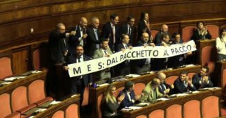 Copertina di Question time di Conte, il premier in Aula parla di Mes e la Lega protesta con uno striscione: “Dal pacchetto al pacco”. Seduta sospesa