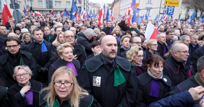 Alla faccia della Ue: Varsavia mette  il bavaglio ai giudici