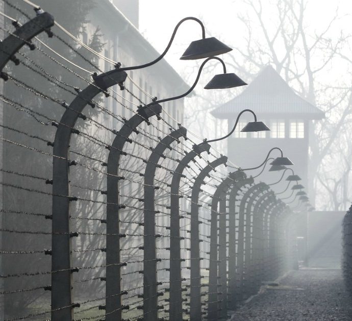 Giornata della Memoria 2021, “Se questo è amore”: tra gli orrori di Auschwitz l’amore tra una prigioniera e il suo carceriere nazista