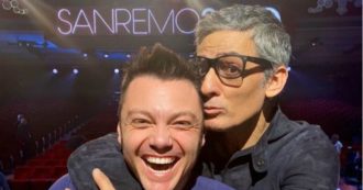 Copertina di Sanremo 2020, Fiorello e Tiziano Ferro chiudono la polemica postando sui loro profili una foto abbracciati. E poi un bacio in diretta sul palco dell’Ariston