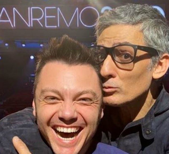 Sanremo 2020, Fiorello e Tiziano Ferro chiudono la polemica postando sui loro profili una foto abbracciati. E poi un bacio in diretta sul palco dell’Ariston