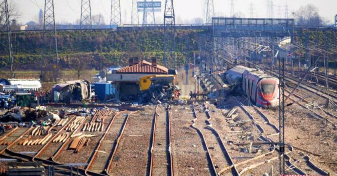 Treno deragliato, gli operai lavoravano su “un’anomalia segnalata dal sistema”. Rete ferroviaria italiana li sposta ad altro incarico
