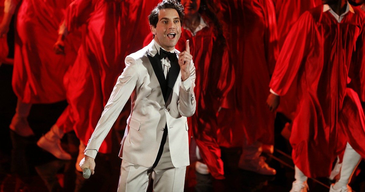 Festival di Sanremo 2020, Amadeus fa una gaffe e mette in imbarazzo Mika: “Tappa del tour? Questo non potevo dirlo”