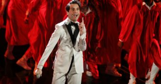 Copertina di Festival di Sanremo 2020, Amadeus fa una gaffe e mette in imbarazzo Mika: “Tappa del tour? Questo non potevo dirlo”