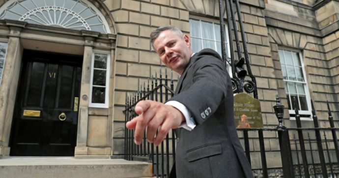 Ministro corteggiava un sedicenne