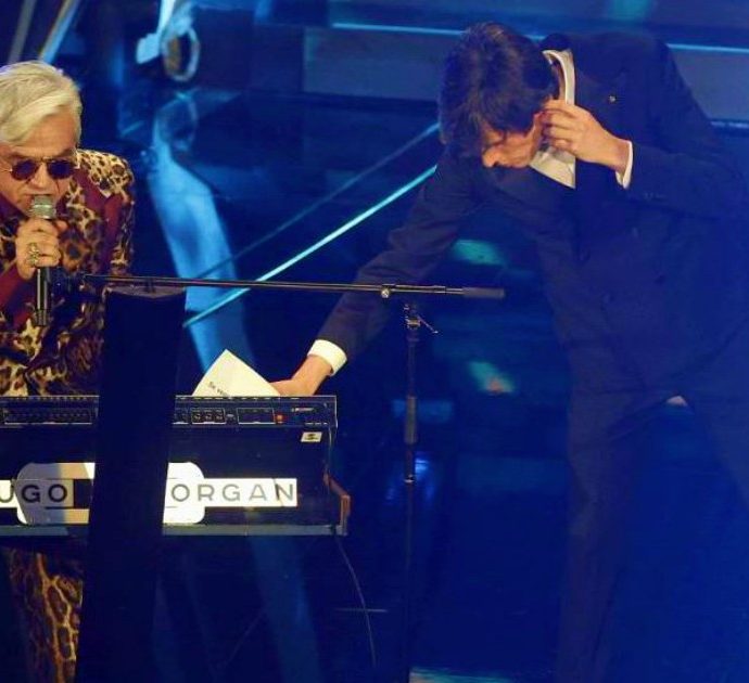 Festival di Sanremo 2020, la cronaca della quarta serata. Morgan cambia la canzone, Bugo lascia il palco: squalificati. Vincenzo Mollica saluta l’Ariston – FOTO e VIDEO