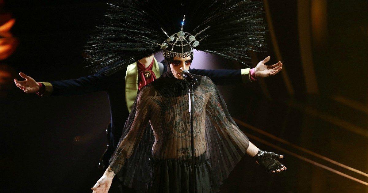 Festival di Sanremo 2020, nuovo show di Achille Lauro: si veste come la Marchesa Luisa Casati Stampa ma il pubblico lo fischia