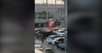 Copertina di Thailandia, militare apre il fuoco davanti a un centro commerciale: le immagini della sparatoria