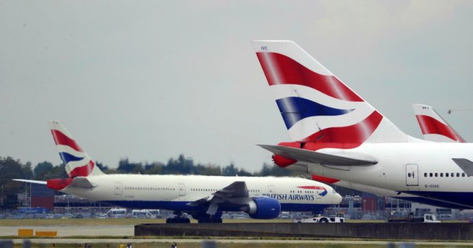“Hostess offre sesso (e non solo) ad alta quota”: imbarazzo per British Airways, costretta ad aprire un’indagine interna