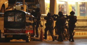 Copertina di Thailandia, 27 morti nella sparatoria davanti a un centro commerciale: ucciso l’assalitore. Premier: “Una strage senza precedenti”