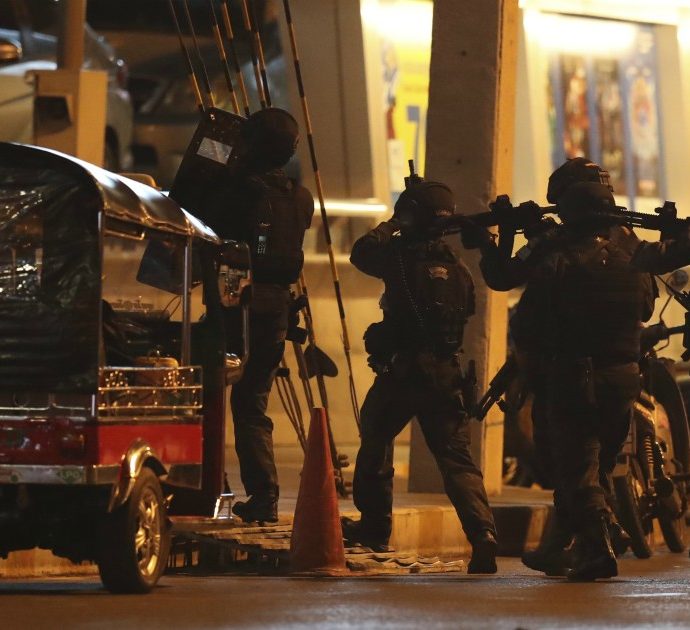 Thailandia, 27 morti nella sparatoria davanti a un centro commerciale: ucciso l’assalitore. Premier: “Una strage senza precedenti”
