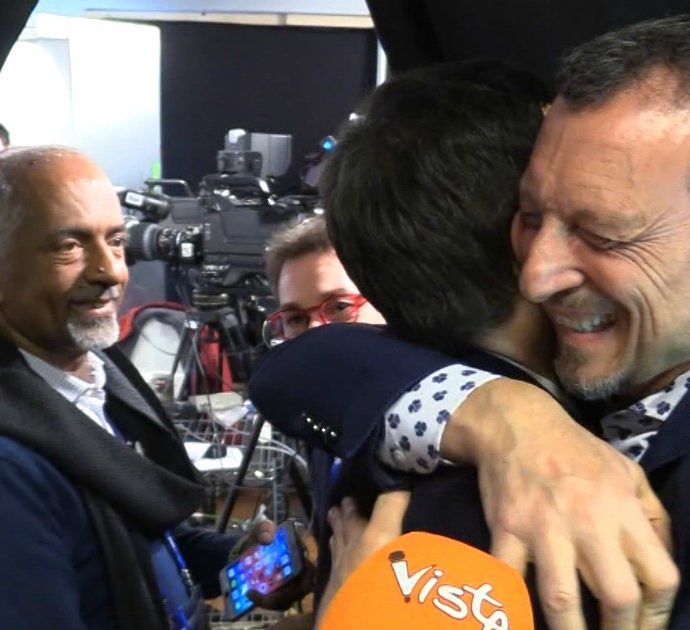 Sanremo 2020, Diodato bacia Amadeus davanti ai giornalisti. E il conduttore confessa: “Gli ho dato solo un piccolo consiglio per vincere…”