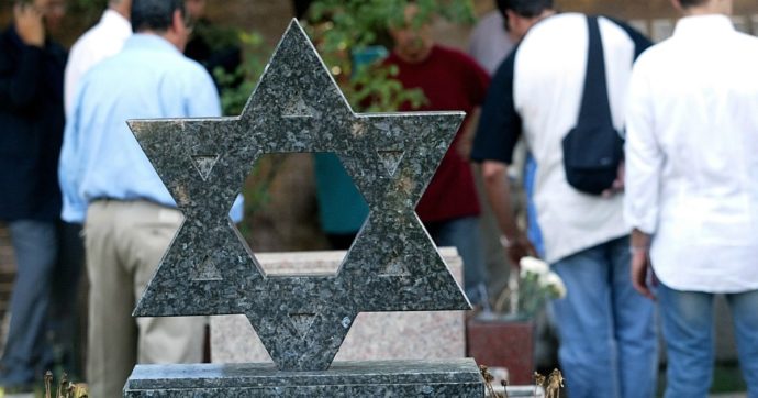 Insulti antisemiti al 12enne, il padre: “Nessuno lo ha difeso. Io ho finito le lacrime: lo rivedo mentre cerca di togliere gli sputi dalla giacca”
