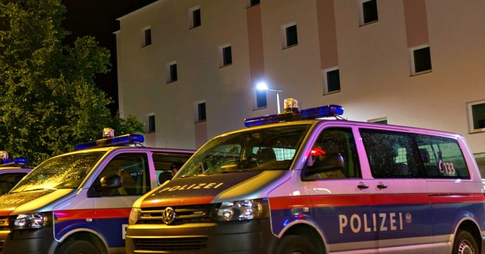 Germania, sospesi 29 agenti di polizia: inneggiavano all’estrema destra in chat