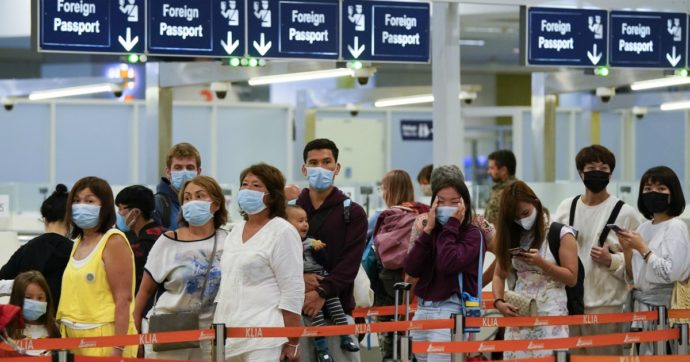 Coronavirus, Speranza impone il divieto di ingresso in Italia da 13 Paesi “a rischio”: stop ai voli diretti e indiretti
