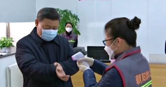 Copertina di Coronavirus, il presidente cinese Xi Jinping si fa misurare la febbre: l’uscita in pubblico con la mascherina