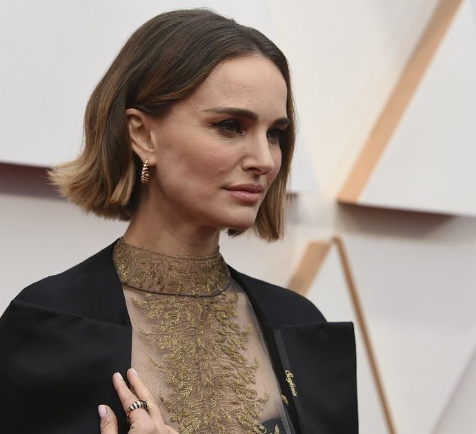Oscar 2020, Natalie Portman “indossa” i nomi delle registe snobbate e Spike Lee omaggia Kobe Bryant: tutti i look sul red carpet [FOTO]