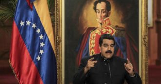Copertina di Venezuela, dietrofront di Maduro: sì alla circolazione dei dollari. “È disperato. Nessuno vuole il suo bolivar né la criptomoneta”