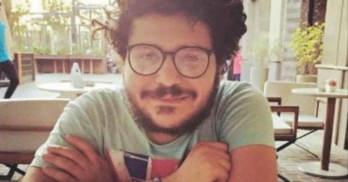 Patrick George Zaki, il tribunale egiziano di Mansoura respinge richiesta di scarcerazione. Avvocati: “Fisicamente sta bene, ma ha paura”