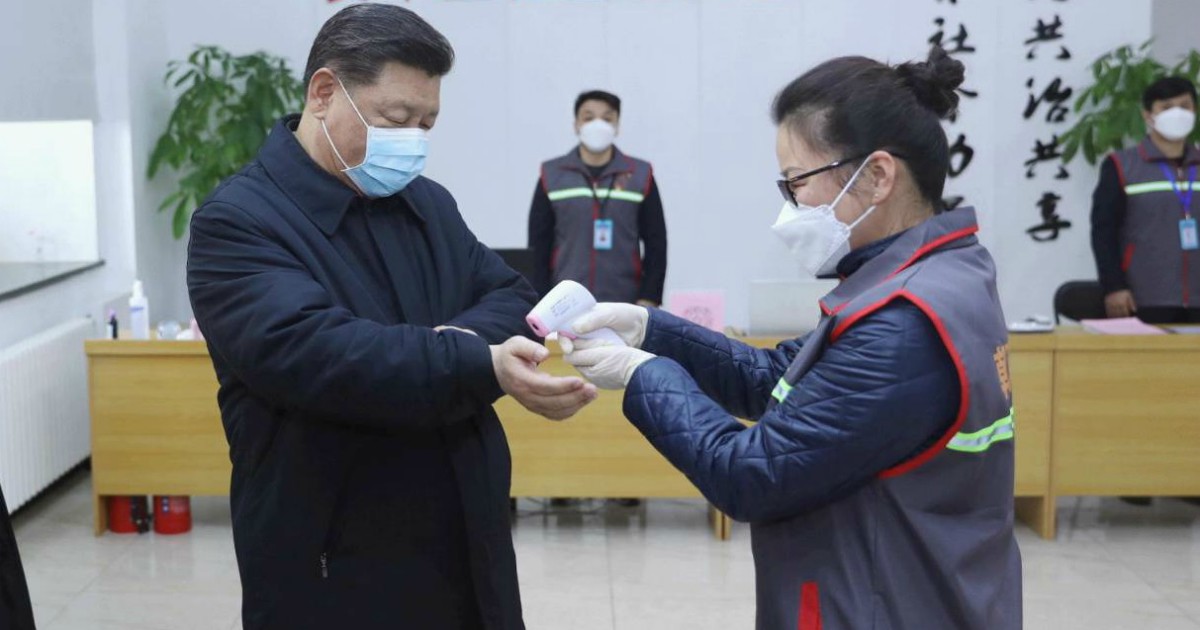 Coronavirus, Xi Jinping si fa misurare la febbre: "In Cina