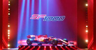 Copertina di F1, Ferrari presenta la SF1000: il Tricolore sul musetto, numeri in stile Anni 70. Binotto: “Miglioreremo sull’affidabilità” – FOTO