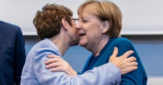 Copertina di Le dimissioni di AKK. Crisi Cdu, anche Merkel non si sente tanto bene
