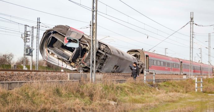 Treno deragliato, l’indagine si allarga a Bologna. “Tolta la corrente allo scambio”