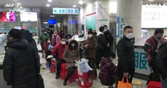 Coronavirus, la vita a Wuhan: strade deserte e cittadini chiusi in casa con le mascherine. “Tutti cercano di evitare anche le comunicazioni”