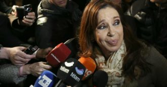 Copertina di Argentina, la vicepresidente Kirchner: “Italiani mafiosi per genetica”. Morra: “Inaccettabile attacco razzista. Chieda scusa”