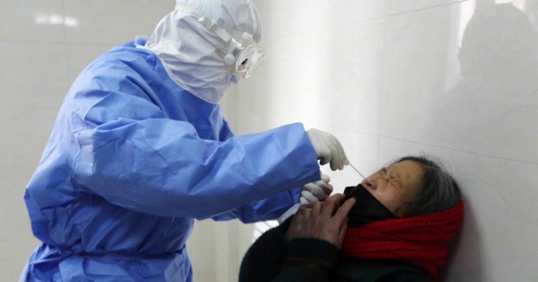 Coronavirus, Cina cambia metodo per la diagnosi: 242 vittime in 24 ore. Rientra sabato il 17enne italiano bloccato a Wuhan