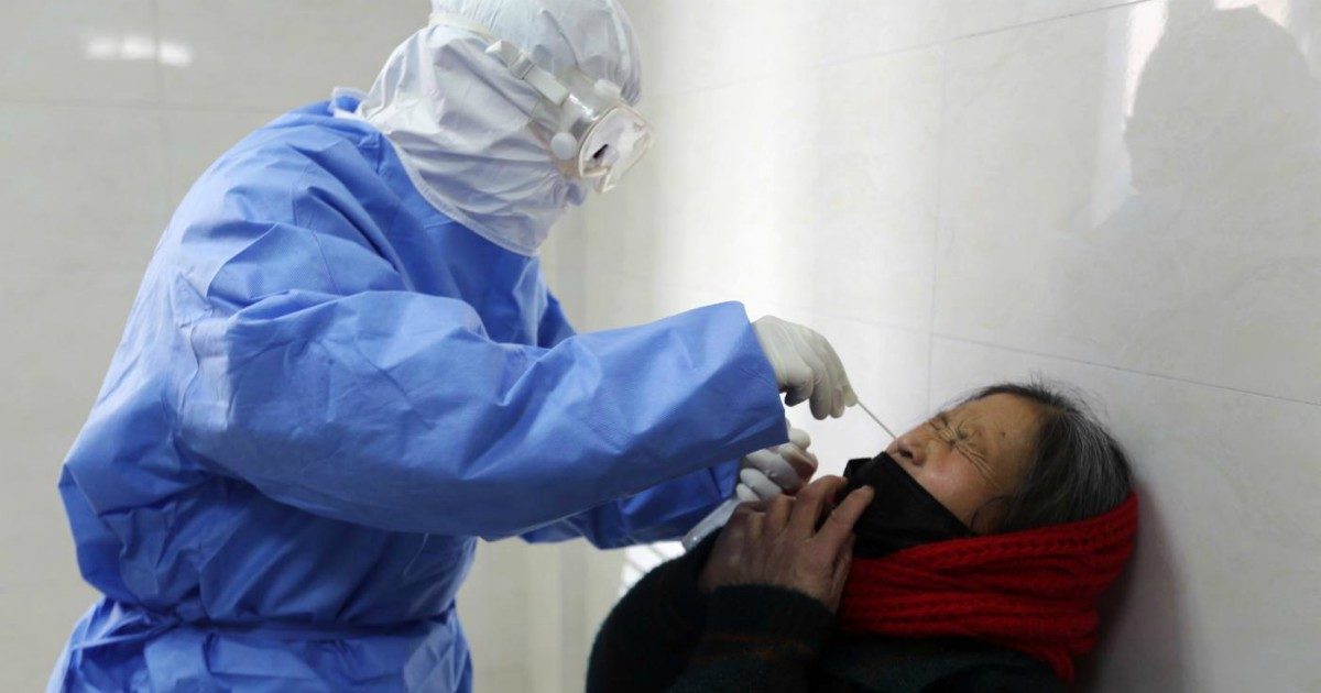 Coronavirus, Cina cambia metodo per la diagnosi: 242 vittime in 24 ore. Rientra sabato il 17enne italiano bloccato a Wuhan