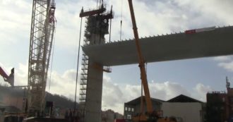 Copertina di Ponte Morandi, posizionata in quota la prima maxi trave: ora visibili 500 metri del nuovo viadotto di Genova. Le immagini