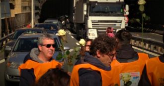 Copertina di Ponte Morandi, i familiari delle vittime fermano il traffico in autostrada e vengono applauditi: “Aspi vuole incontrarci? Valutiamo, ma è troppo tardi”