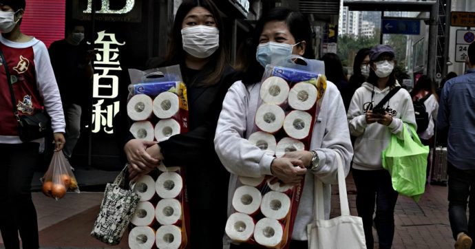 Coronavirus, panico a Hong Kong: rapina a mano armata per 60 pacchi di carta igienica