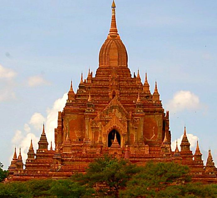 Italiani girano un video porno davanti alle pagode di Bagan: scoppia la polemica in Myanmar