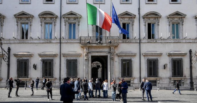 Giuseppe Conte, il piano anti Renzi: “Basta farsi logorare”. Mosse e contromosse: è partita la caccia ai responsabili di Forza Italia e Udc